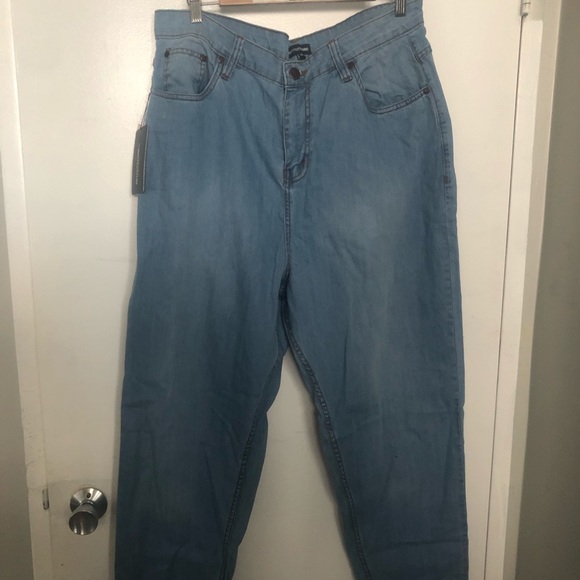 Plus size light wash straight jeans - Picture 2 of 2